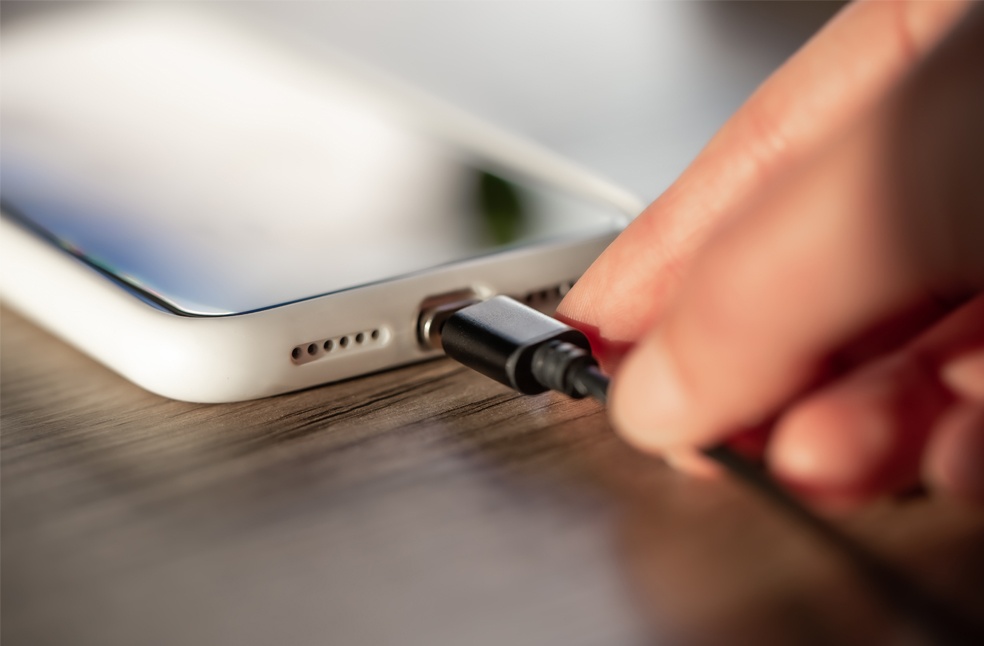 Juice jacking attacks surge; UAE issues urgent warning