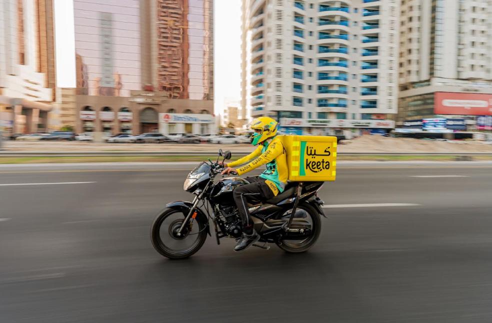مندوب توصيل طلبات في الشارقة على دراجة
