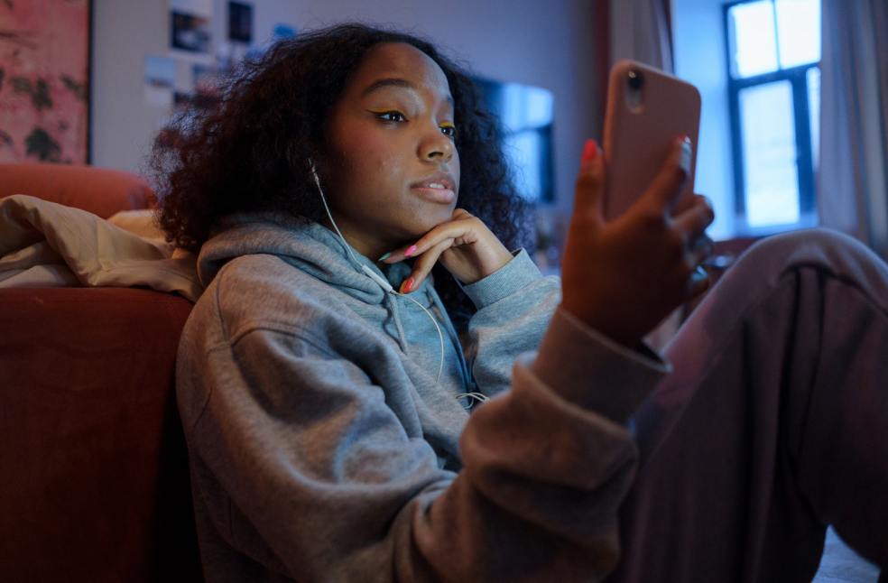 UAE approves new rules restricting children’s access to social media